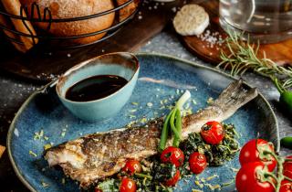 Крупная нарезка рыбы помогла удержать форму при запекании — повара