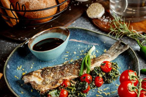 Крупная нарезка рыбы помогла удержать форму при запекании — повара