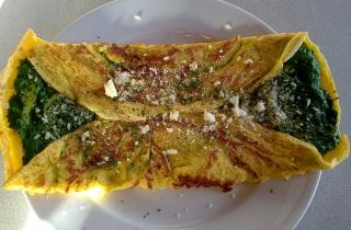 Омлет-рулет с сыром можно приготовить с пряными травами для аромата — шеф-повара