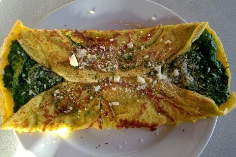 Омлет-рулет с сыром можно приготовить с пряными травами для аромата — шеф-повара