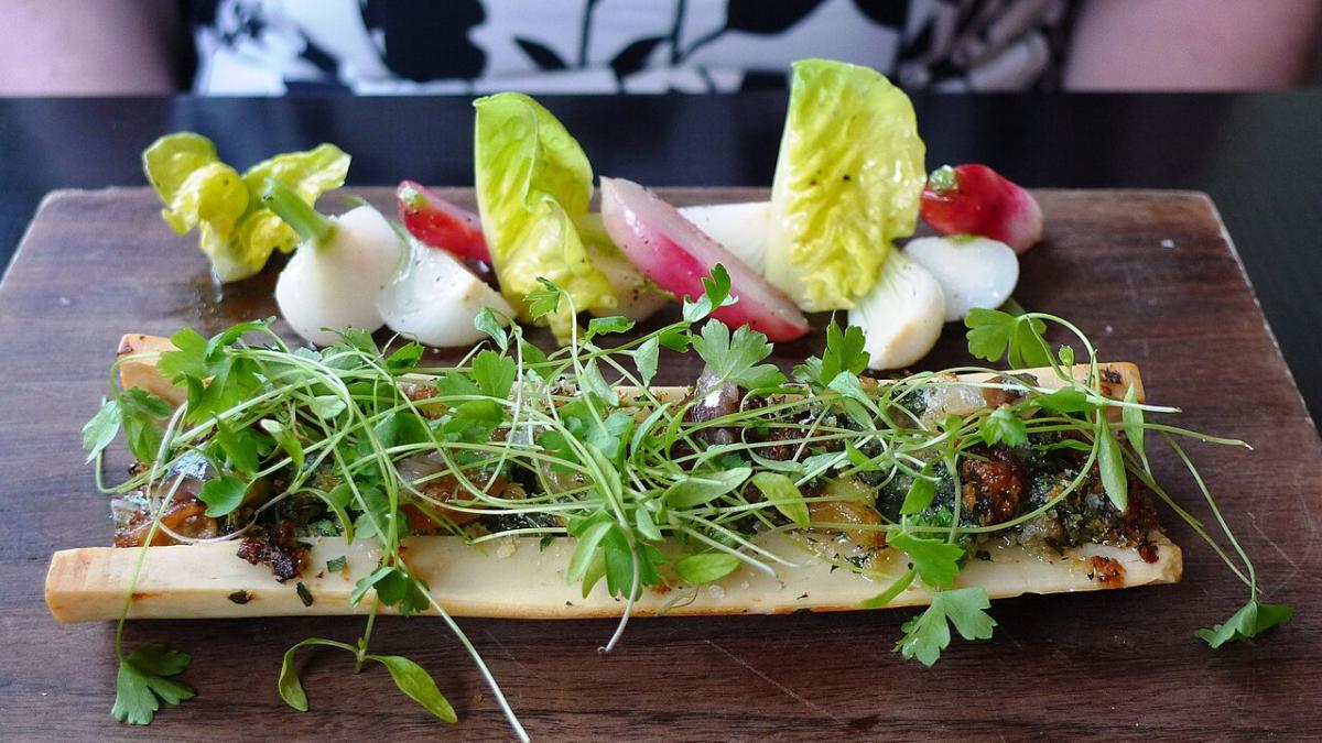 Бутерброд с сельдью, овощами и зеленью