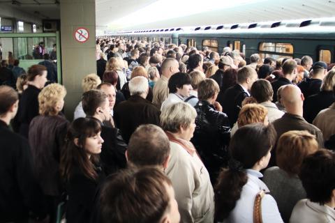 Удивительные случаи массовых паник: что стоит за необъяснимым страхом?