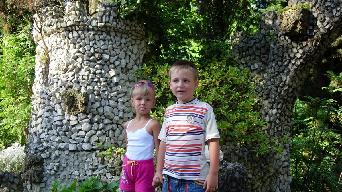 Мальчик и девочка держатся за руки Мальчик и девочка держатся за руки