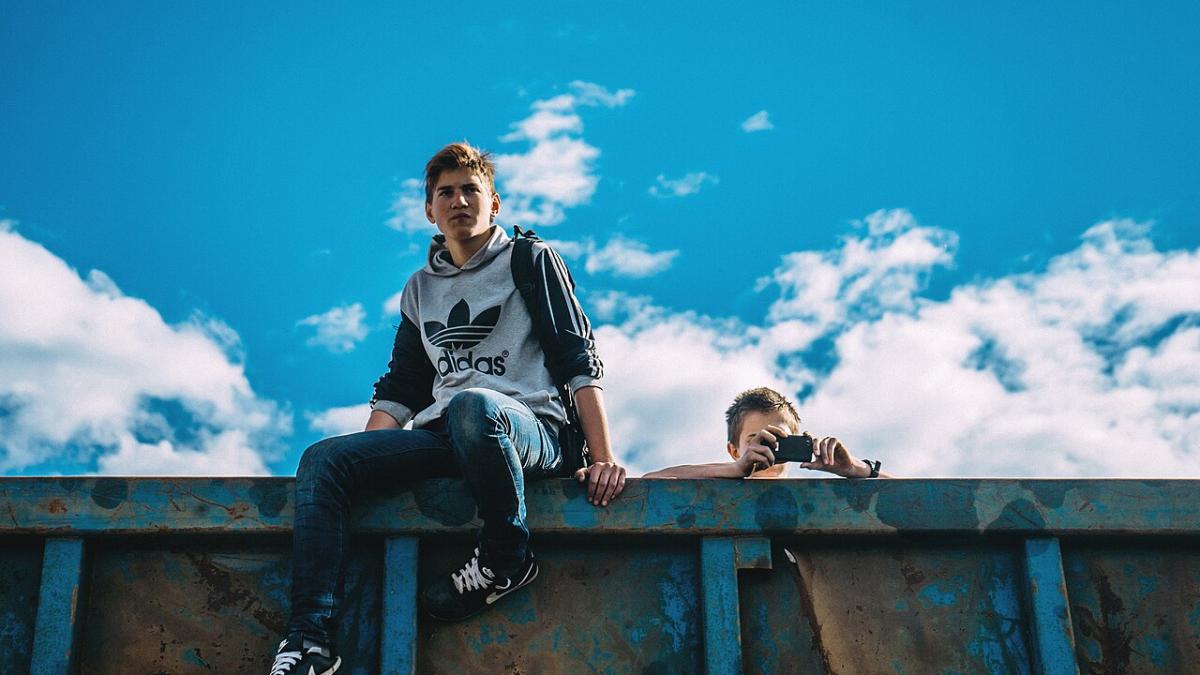 Подростки на стене