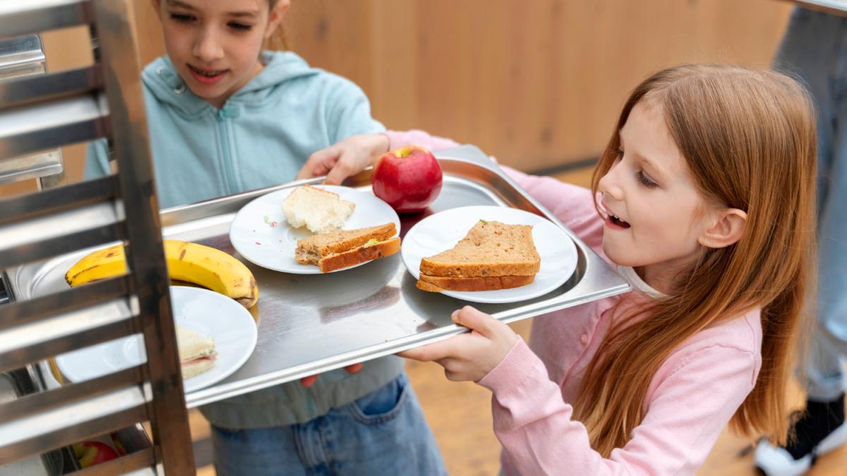 дети в столовой