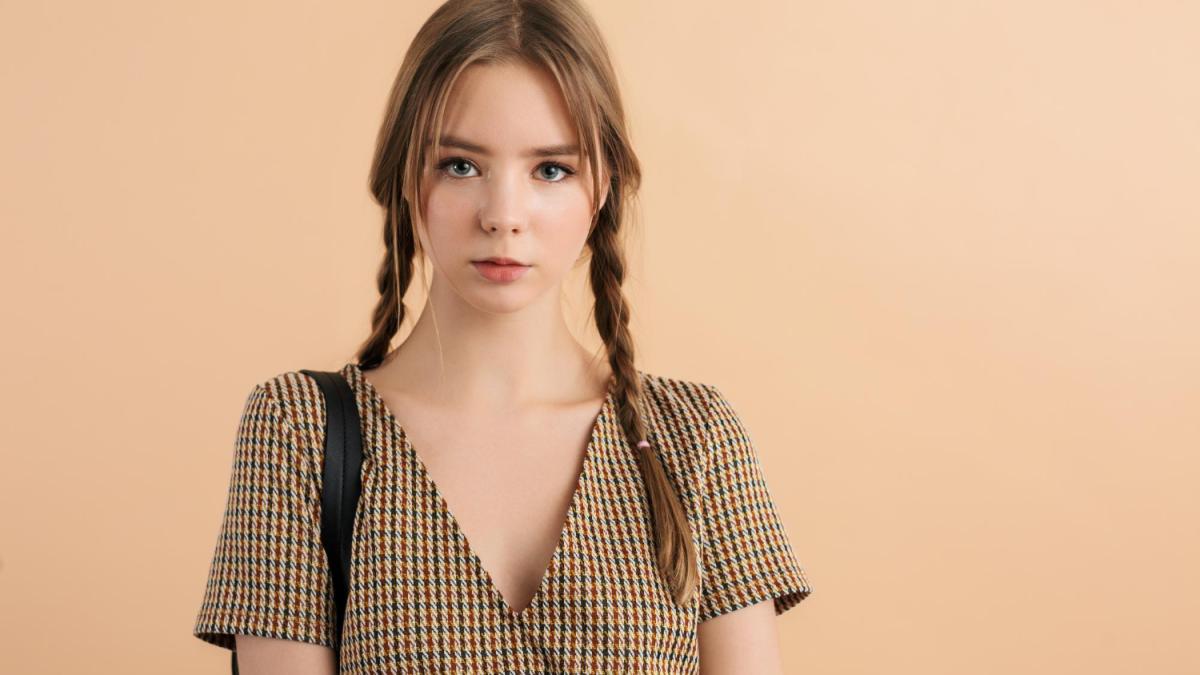 Девочка подросток с косичками