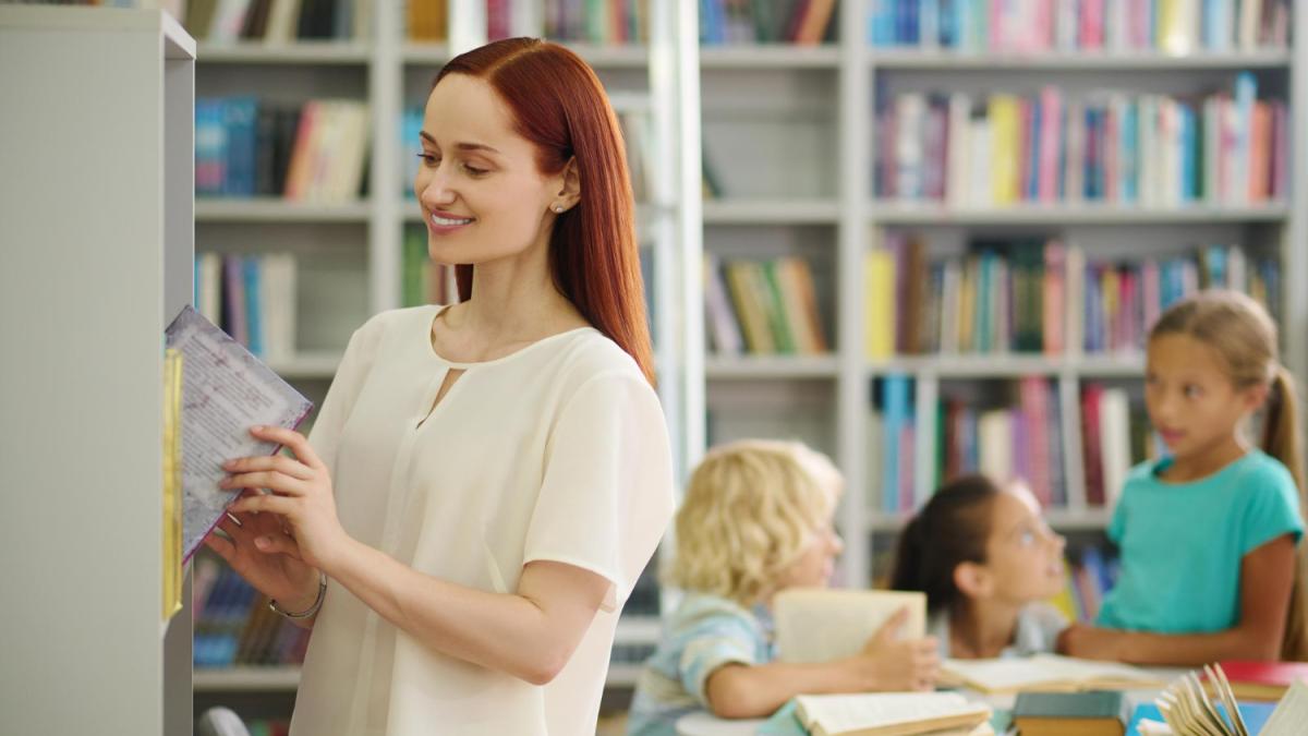 учитель в школе