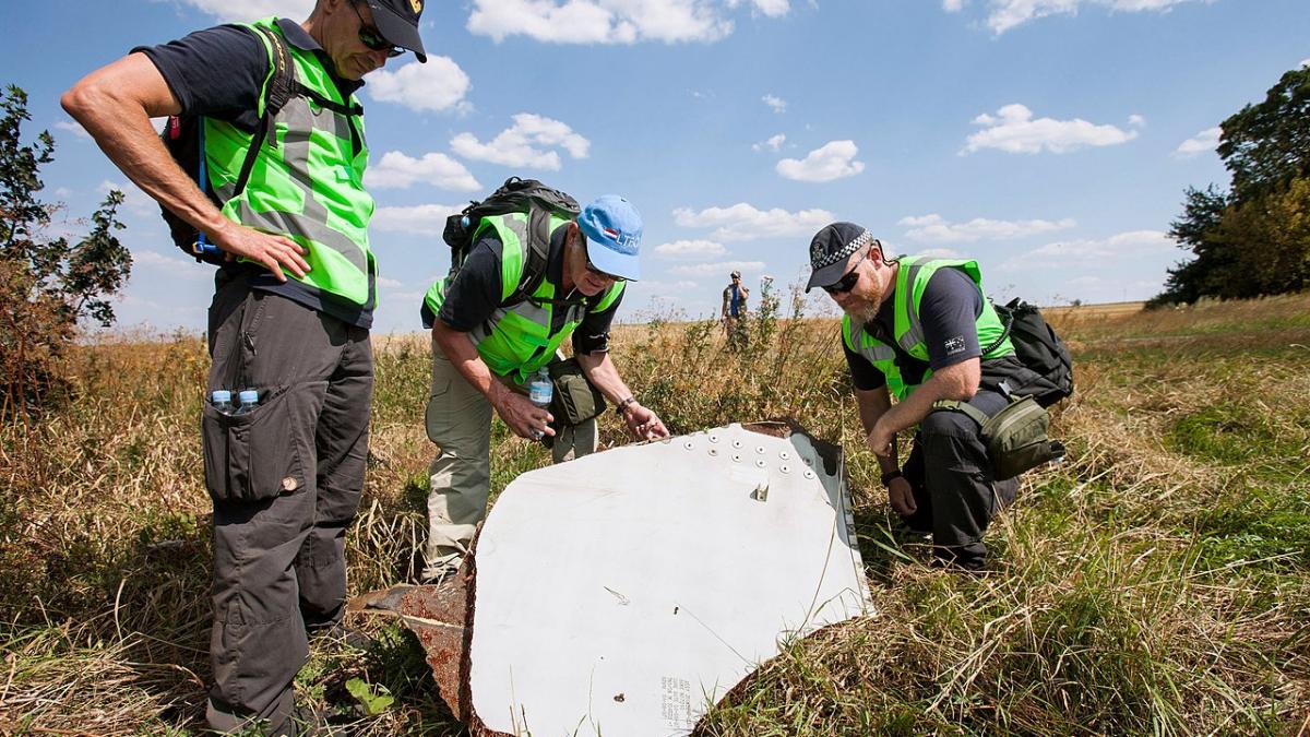 Исследование обломков лайнера на месте катастрофы MH17 Исследование обломков лайнера на месте катастрофы MH17