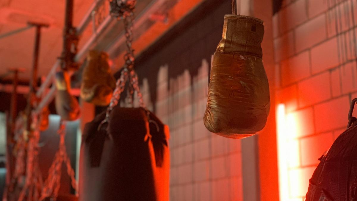 Боксерские перчатки, висящие на стене (старая кожа)