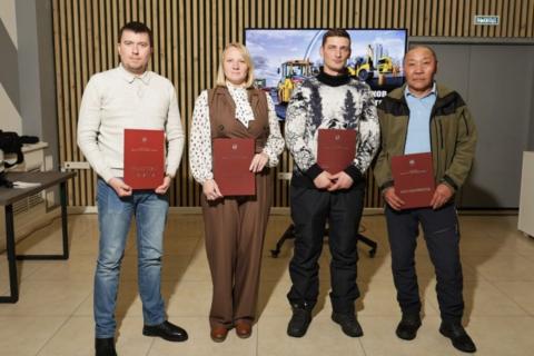 Губернатор Чукотки Владислав Кузнецов вручил награды лучшим дорожникам региона