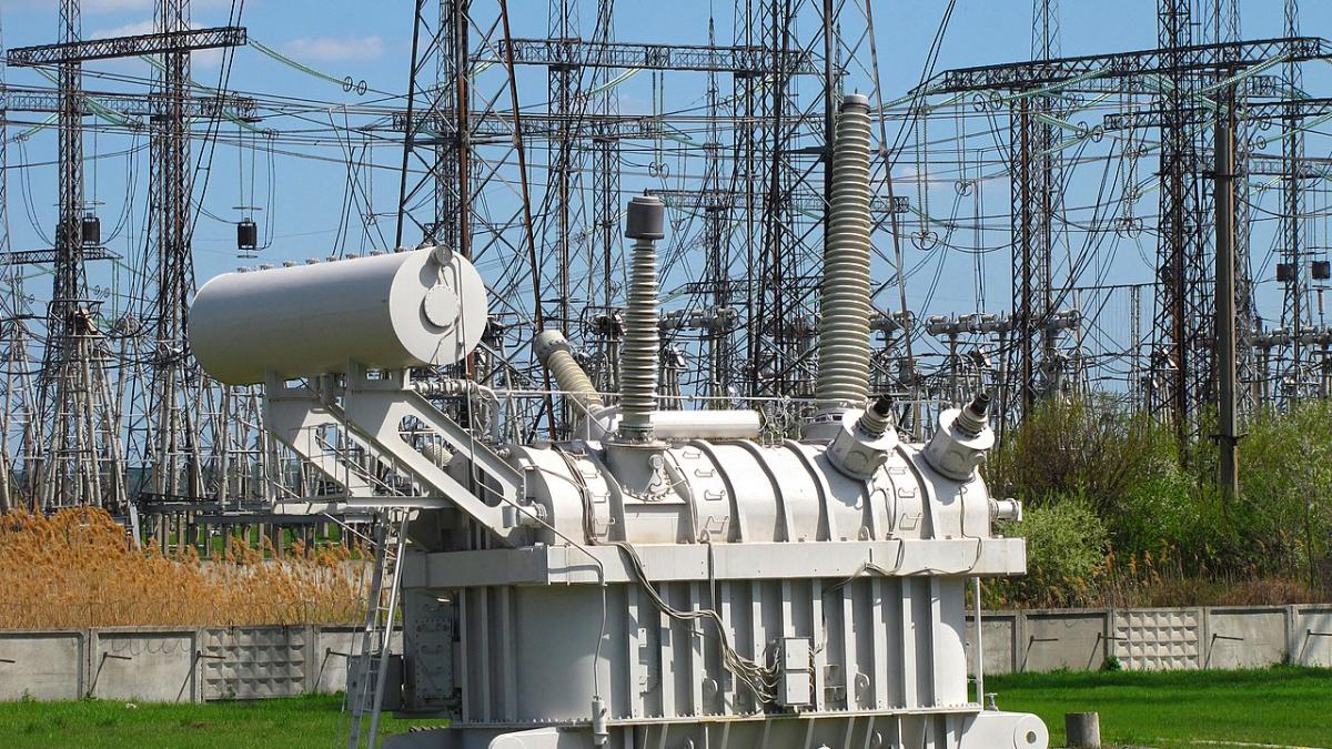 Высоковольтный трансформатор на территории электроподстанции