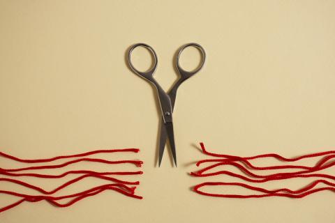 Ножницы разрезают материал из-за высокого давления