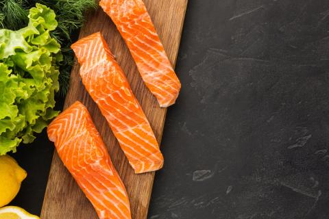 Замена сельди на красную рыбу сделала салат легче по вкусу — Едим Дома