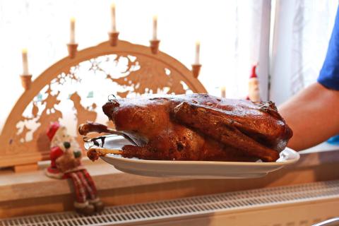 Квашеная капуста создала сочную начинку для запечённого гуся — Едим Дома