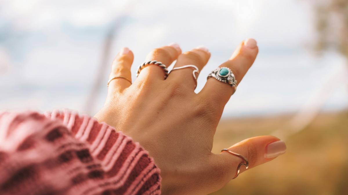 Модные несколько колец на одной руке