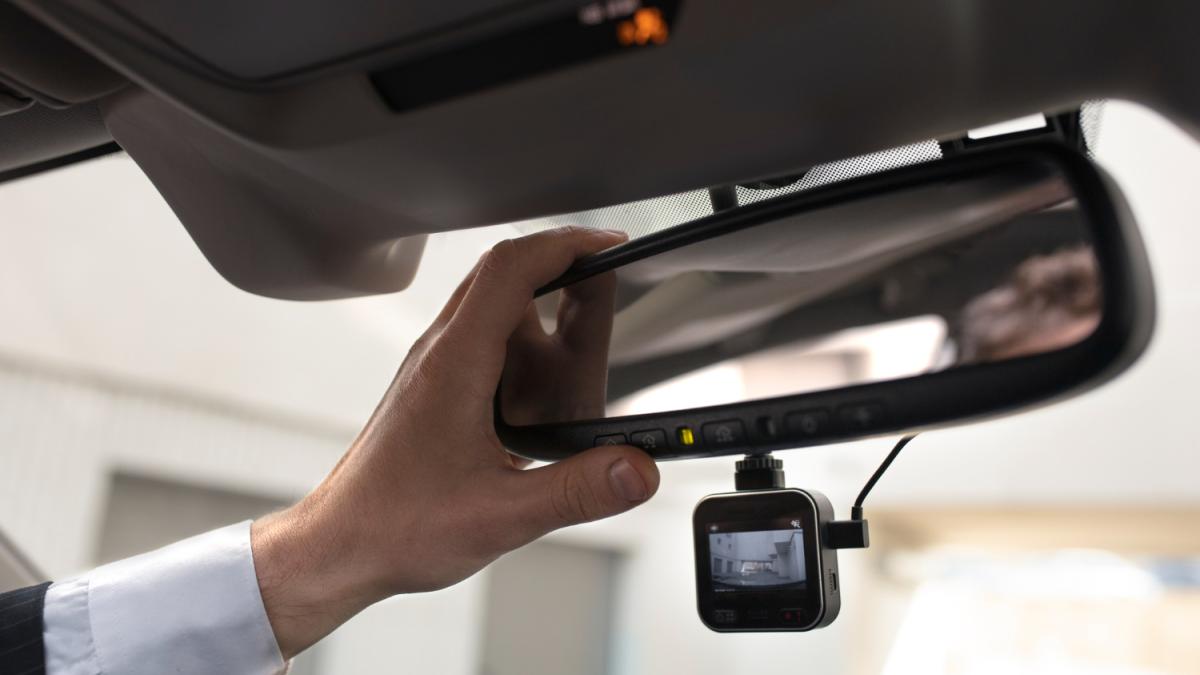 Автомобиль, паркующийся задом (вид сзади, помощь парктроника)