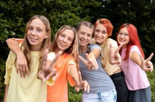 Эксперты указали на давление среды при подростковых запросах на деньги — Мел