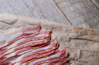 Бекон сохранил сочность мясного рулета и создал румяную корочку — Едим Дома