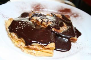 Блины с яблоками под шоколадным соусом: только ради них ждёшь Масленицу