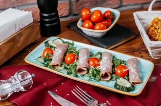 Мясо для рулетов нарезают пластами толщиной 1,5 см — повара