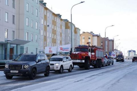 Колонна под флагами прошла по Анадырю: город объединился в преддверии Дня народного единства