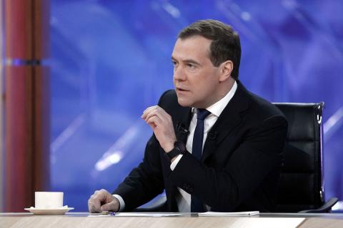 Медведев призвал применять искусственный интеллект для укрепления оборонной мощи России