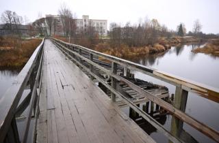 Пешеходный мост, ведущий к больнице через Олонку, отремонтируют: глава Карелии поручил выделить деньги