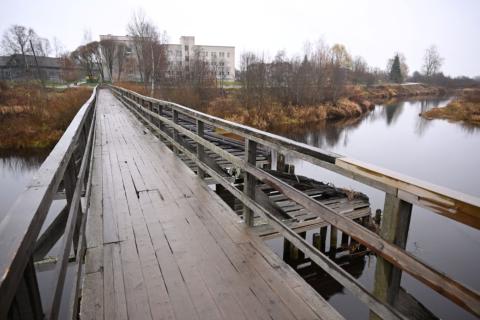 Пешеходный мост, ведущий к больнице через Олонку, отремонтируют: глава Карелии поручил выделить деньги