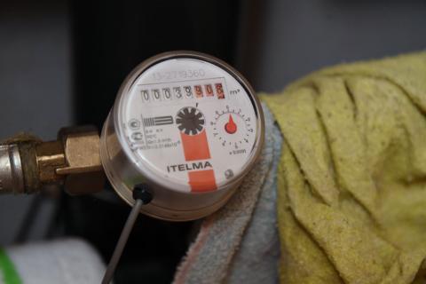 Общедомовой счётчик учитывает реальный расход воды в многоэтажке