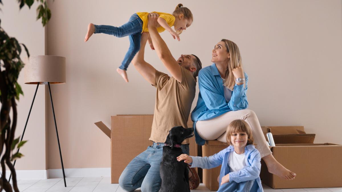 Семья с детьми и собакой в новой квартире