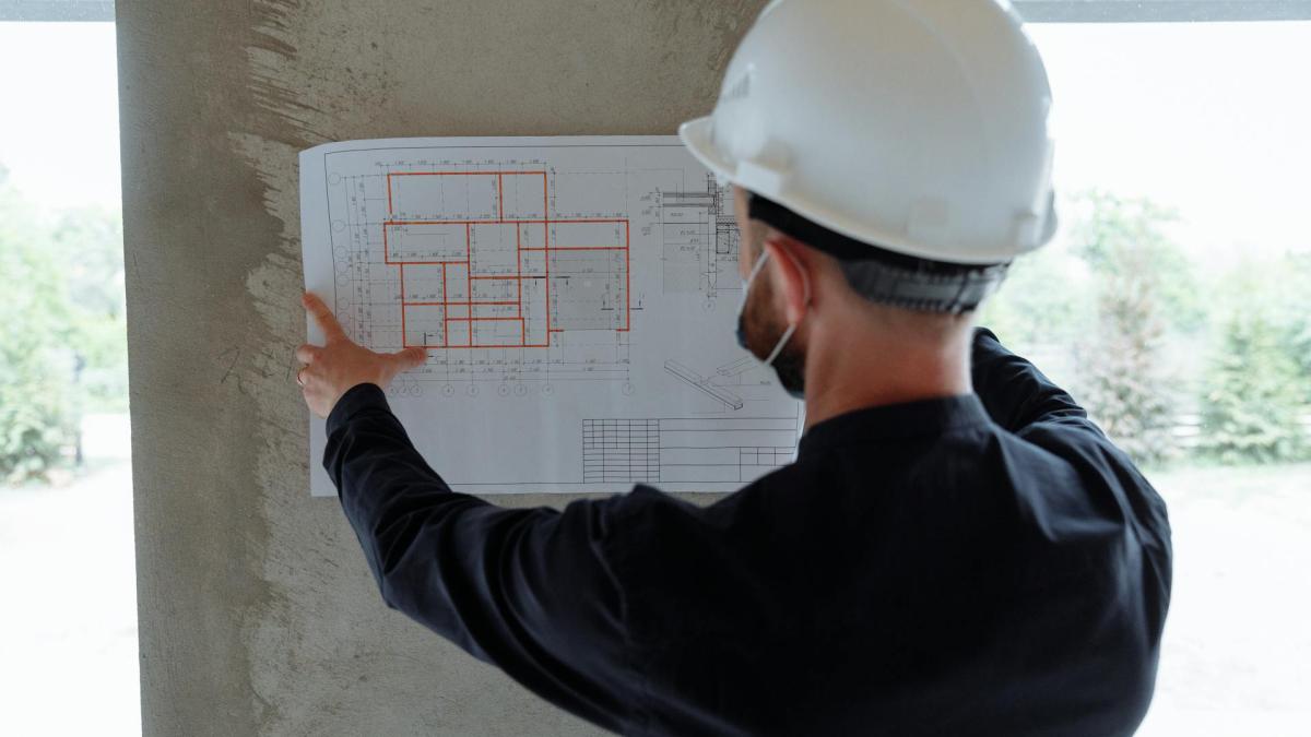 Рабочий смотрит в чертеж