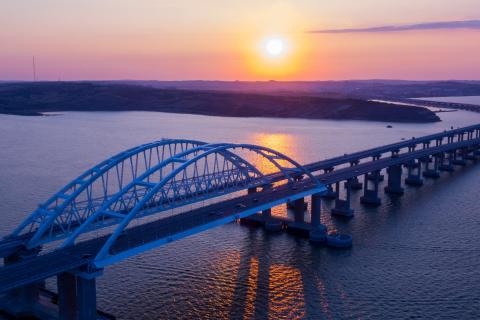 Крокодил и гранаты: что находят в багажниках на Крымском мосту