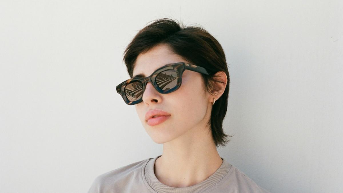 Девушка в модных солнцезащитных очках