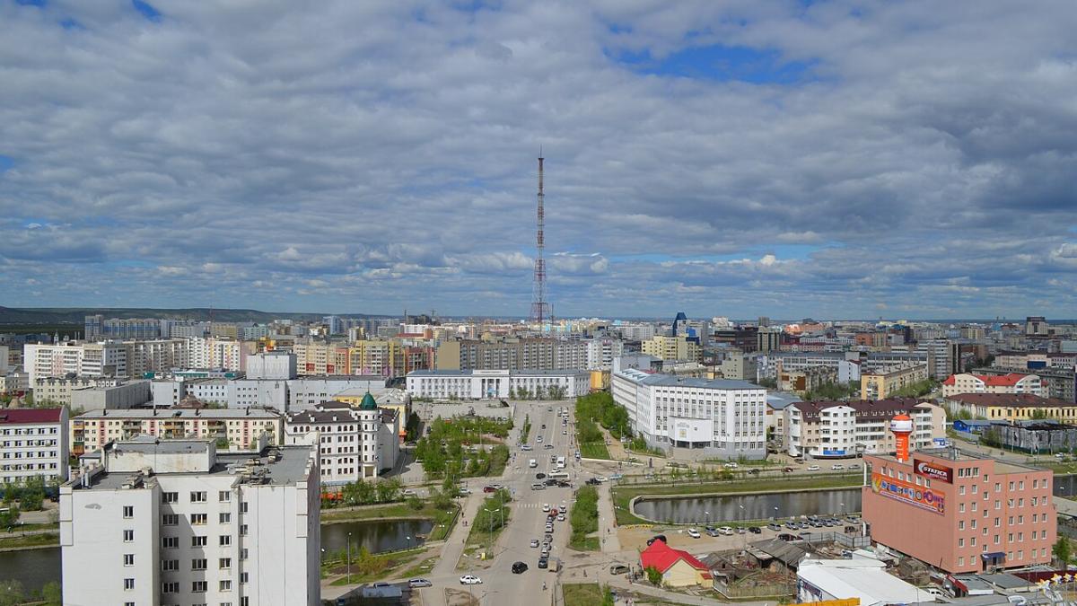 Вид на центральную часть Якутска с крыши 16-этажного здания по просп. Ленина, 52 Вид на центральную часть Якутска с крыши 16-этажного здания по просп. Ленина, 52