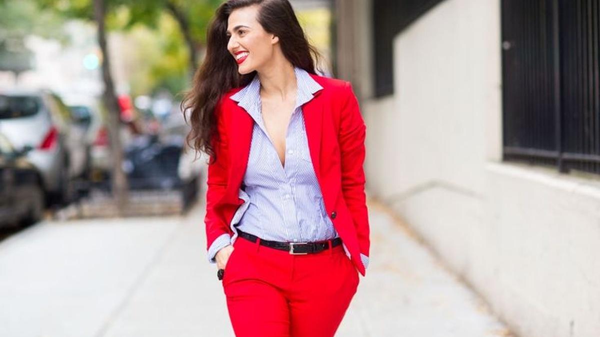 Девушка в красном пиджаке