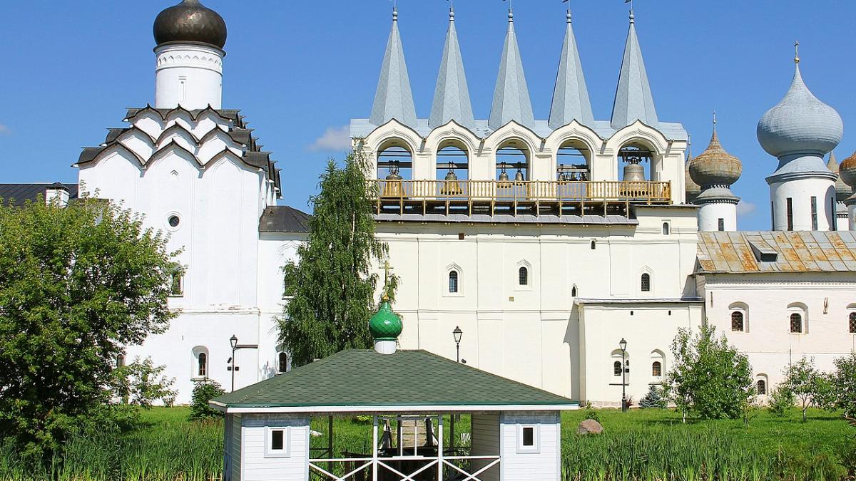Тихвин, Покровская церковь и звонница, вид со стороны Сыркова озера
