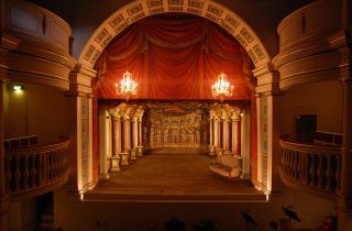 Купили билет на концерт — а сцена оказалась виртуальной: новая схема обмана