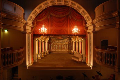 Купили билет на концерт — а сцена оказалась виртуальной: новая схема обмана