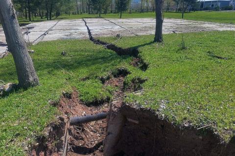 Казанский ливень разрушил дорогу под общественным транспортом