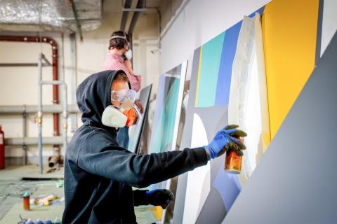 Мать подростка оплатит удаление наркорекламы с вуза и остановки