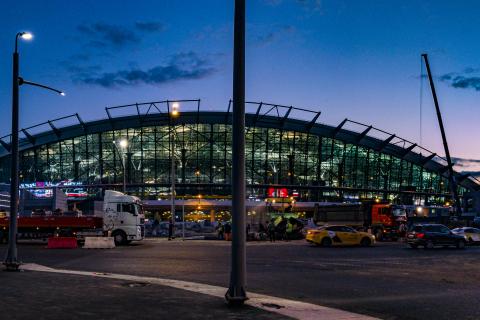 Паспорт приложил — и ушёл: во Внуково теперь всё по-новому — туристы в шоке от скорости