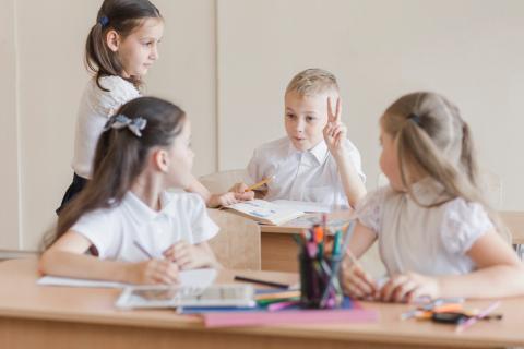 Учителям предложили выплачивать по тысяче рублей за каждого ученика сверх норматива