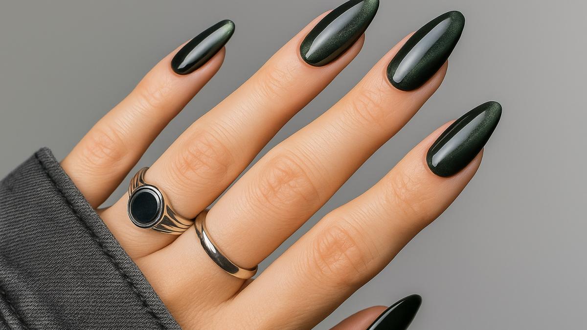 Маникюр с темно-зеленым металлическим покрытием