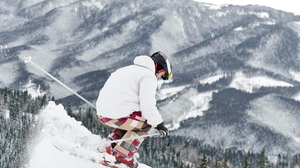 Лыжник спускается с горы