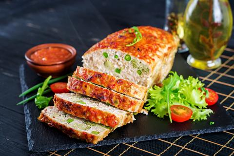Кулинарные эксперты назвали мясной рулет с яйцом универсальным блюдом для всей семьи