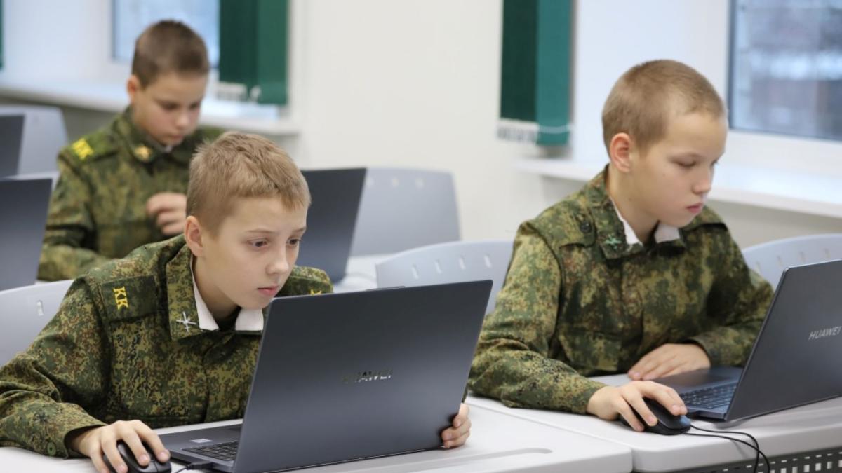 кадет за ноутбуком