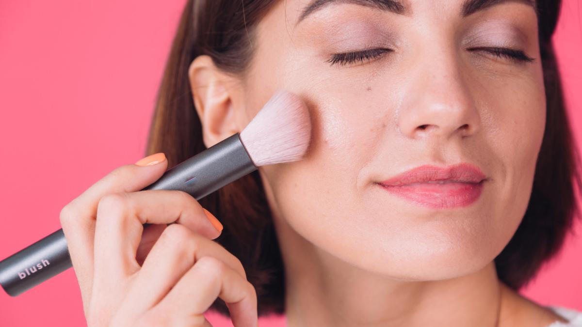 Девушка наносит румяна