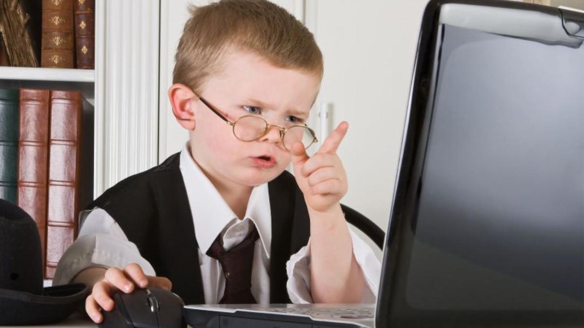 Ребёнок за ноутбуком