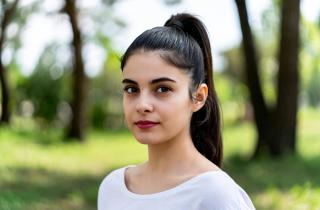 Нашла прическу, которая спасает в жару — волосы не липнут и не пушатся