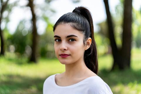 Нашла прическу, которая спасает в жару — волосы не липнут и не пушатся